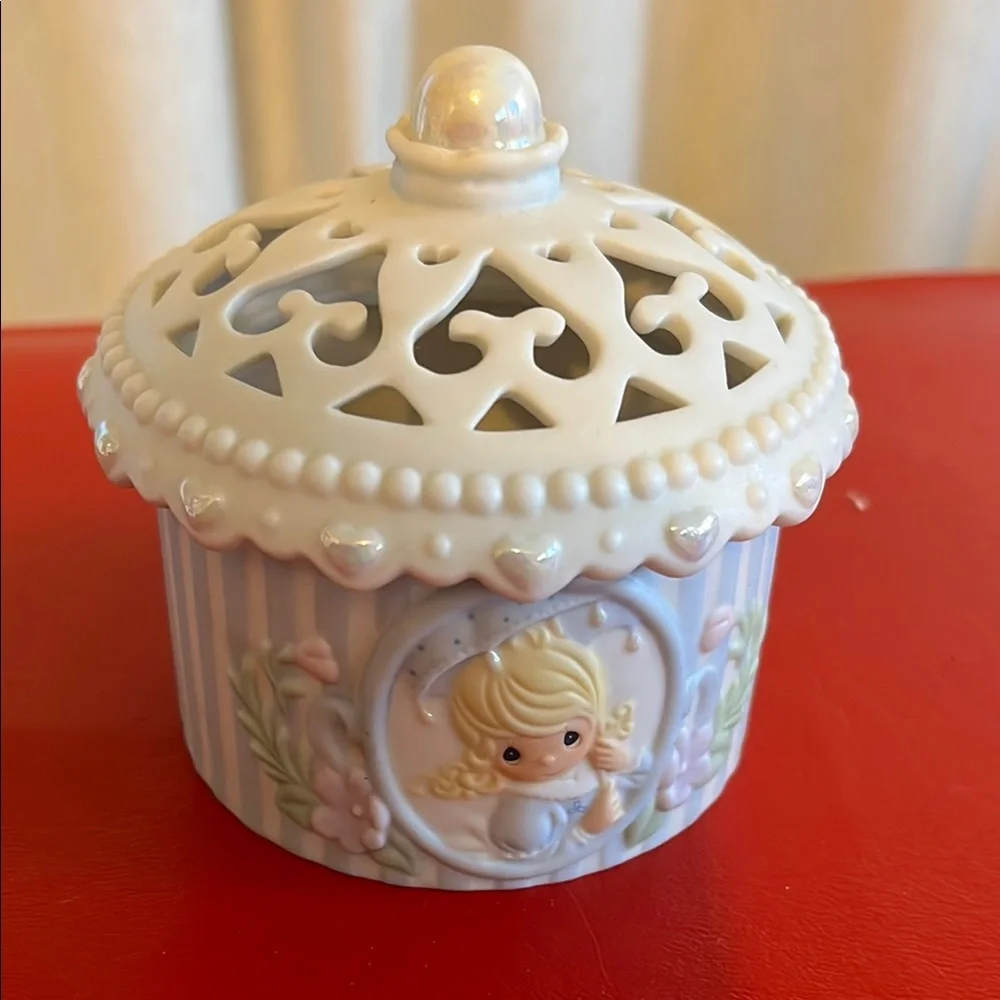 Precious Moment Decorative White and Cream Ceramic Trinket Box 3.75”T 3.5”W